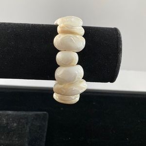 Vintage elasticated bracelet. NB4